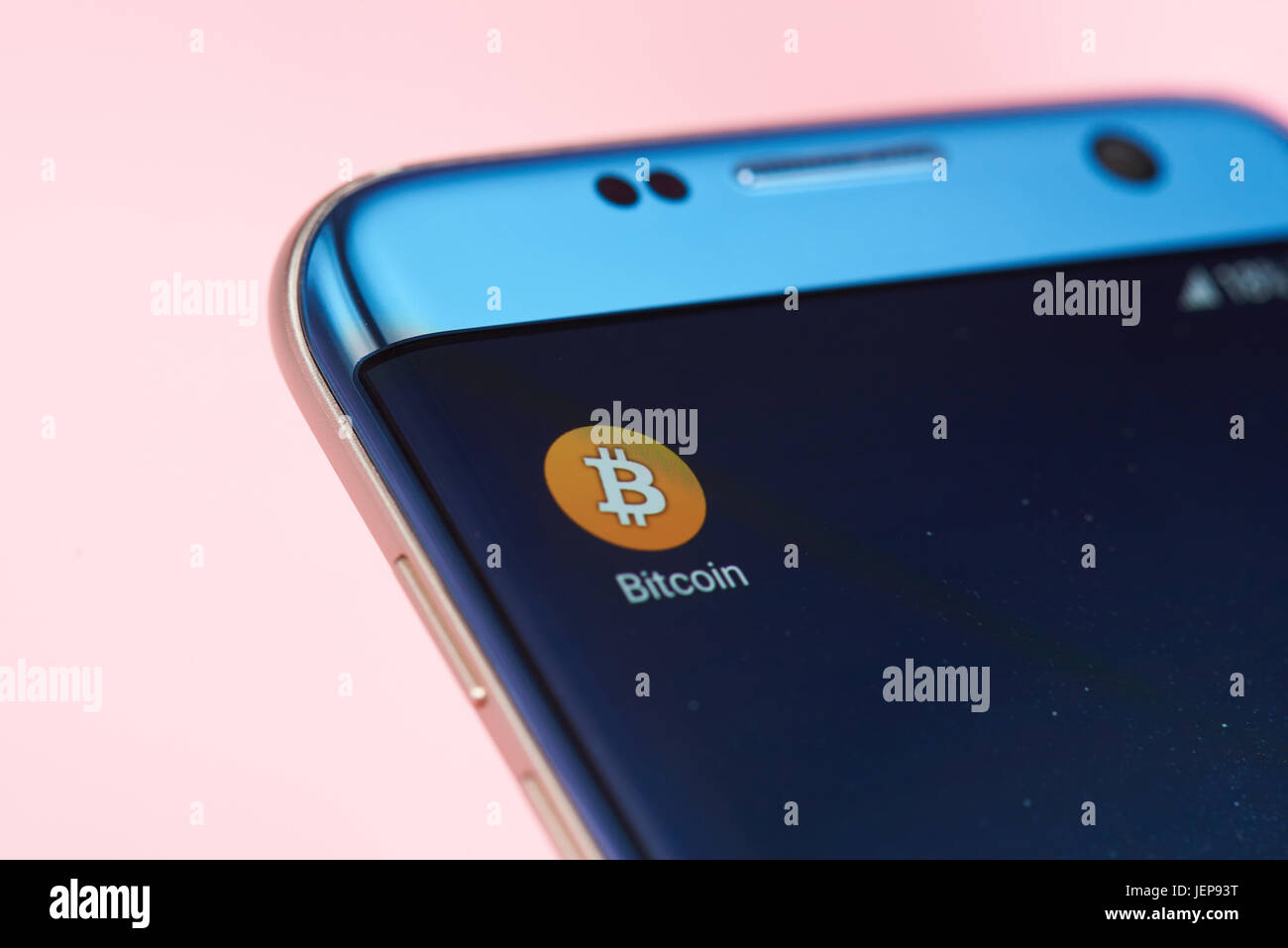 New York, USA - 26. Juni 2017: Bitcoin-Symbol auf Handy-Display Nahaufnahme. Internet Geld Brieftasche auf mobile Geräte Stockfoto