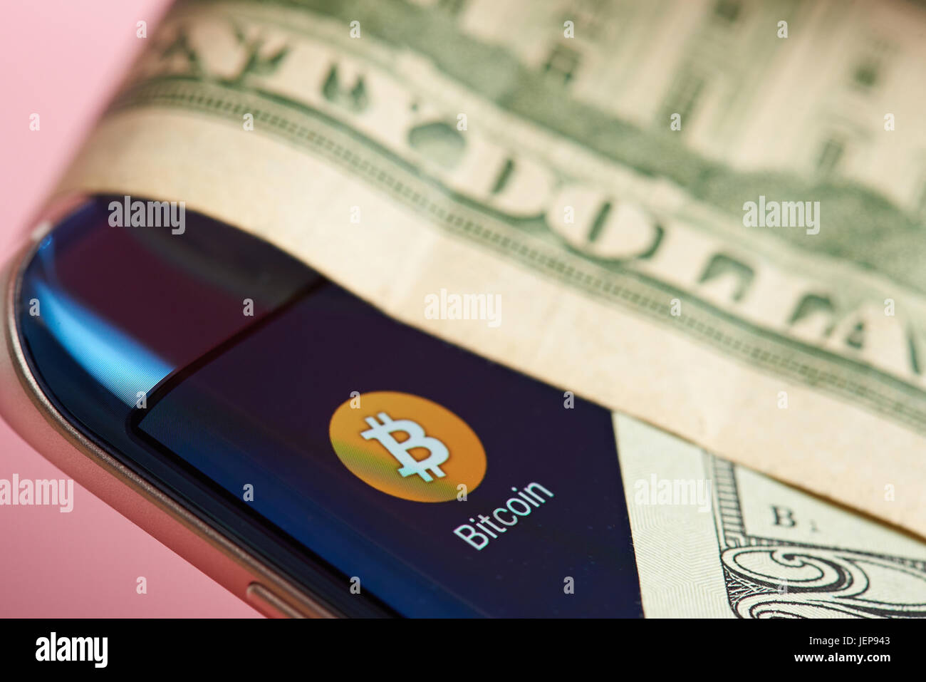 New York, USA - 26. Juni 2017: Bitcoin Währungssystem auf mobile Anwendung. Papier-Dollar auf Bitcoin app Stockfoto