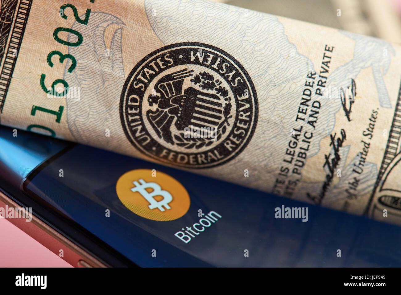 New York, USA - 26. Juni 2017: Bitcoin Mobilanwendung Nahaufnahme gegen die US-Notenbank. Bitcoin gegen Dollar-system Stockfoto