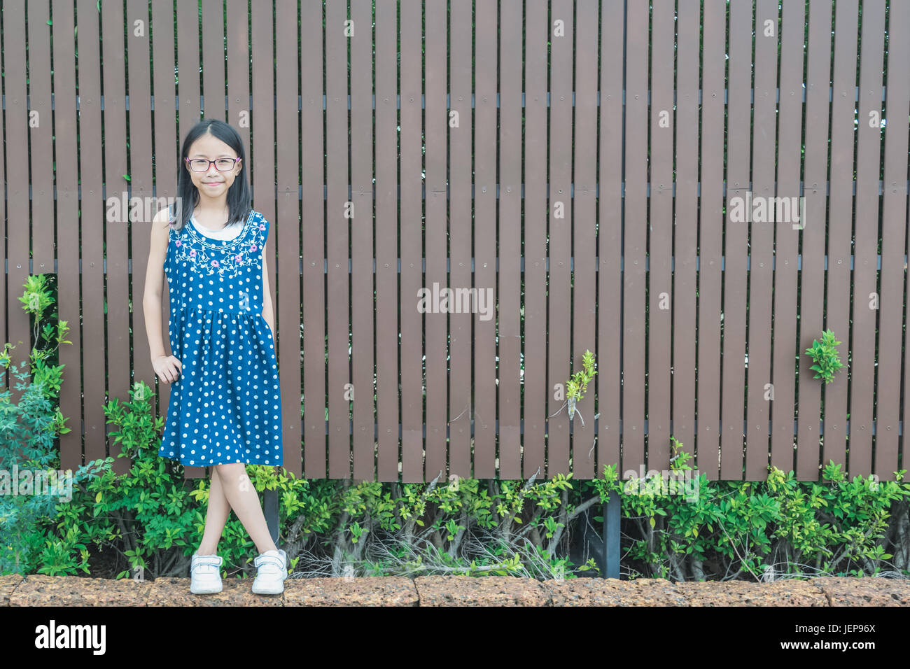 Porträt von asiatischen Mädchen lächelnd und spielen im Garten. Konzept Mädchen attraktiv. Stockfoto