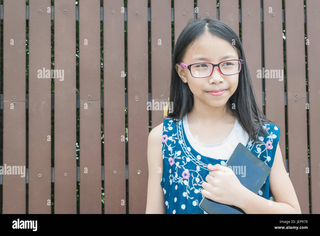 Schöne Mädchen mit Tablet zum Lernen im Park. Konzept-Technikunterricht. Stockfoto