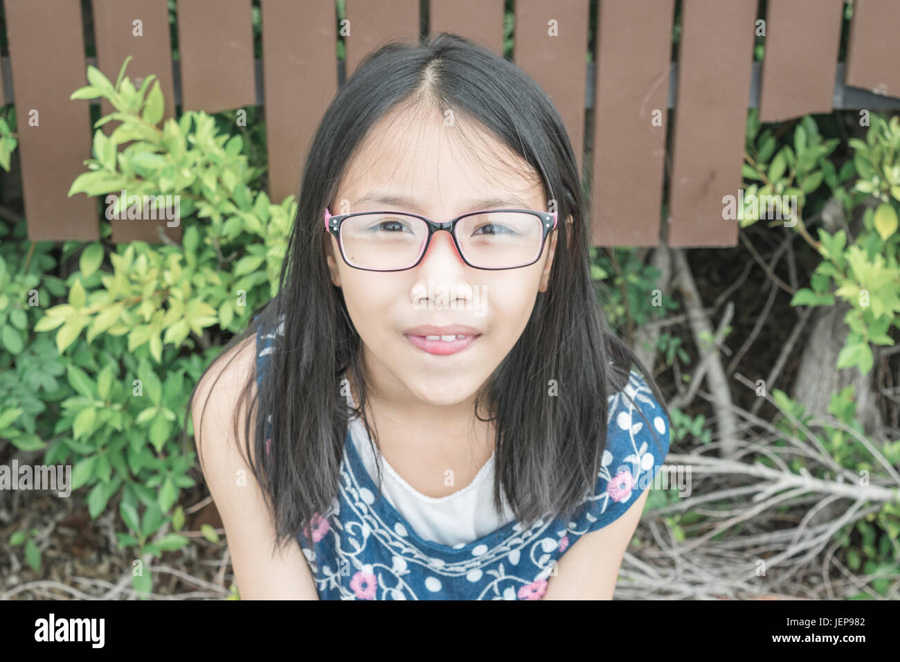 Porträt der schöne kleine Asiatin im Garten. Konzept Mädchen attraktiv. Stockfoto