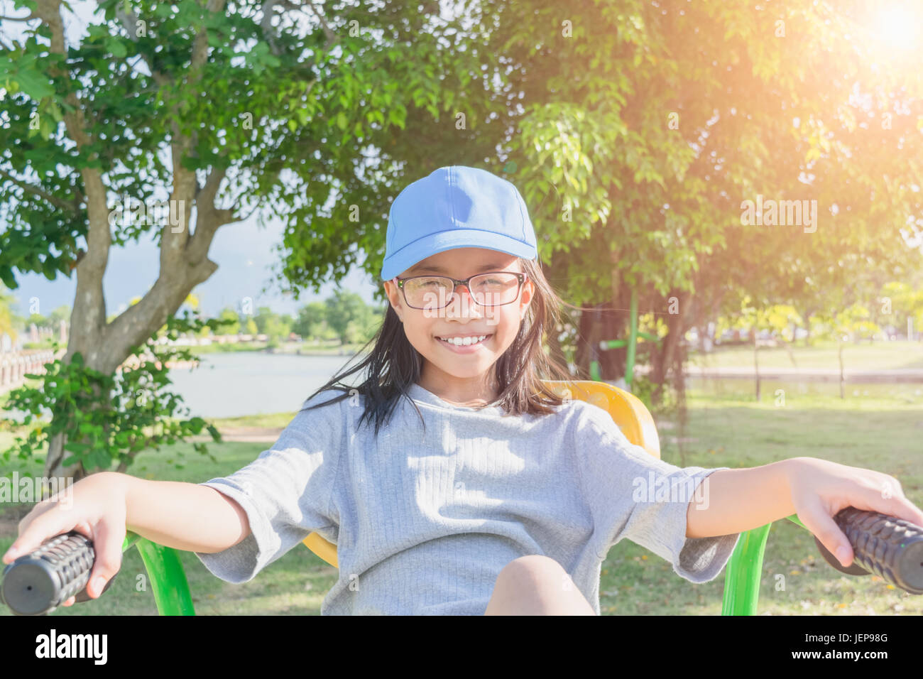 Porträt von asiatischen Mädchen lächelnd und spielen im Garten. Konzept Mädchen attraktiv. Stockfoto