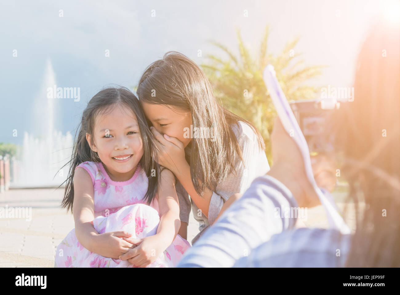 Mutter und Tochter nehmen Sie ein Foto im Garten. Konzept-Familie-Beziehung. Stockfoto