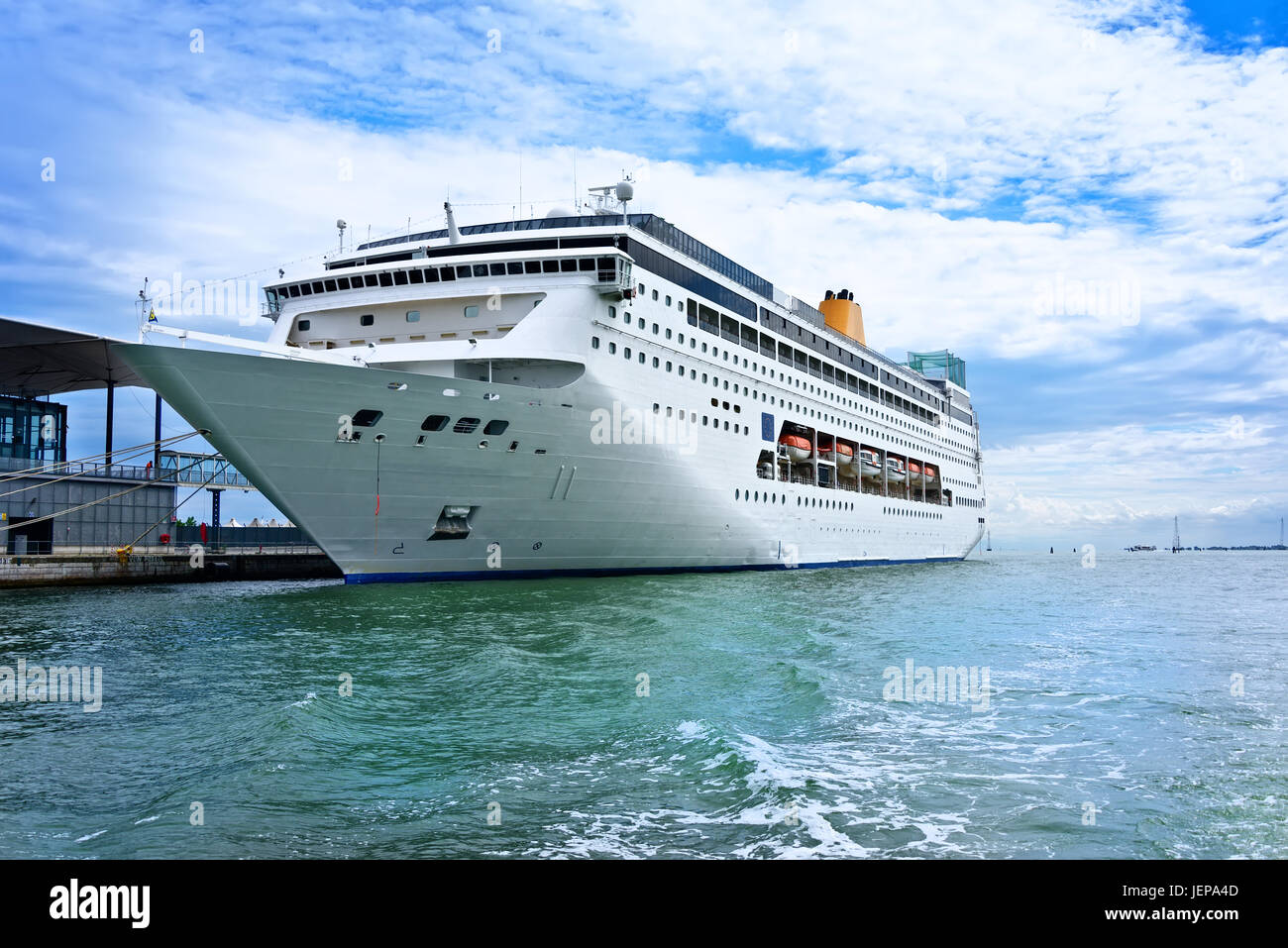 Luxus-Kreuzfahrtschiff im Hafen von Venedig verankert. Stockfoto