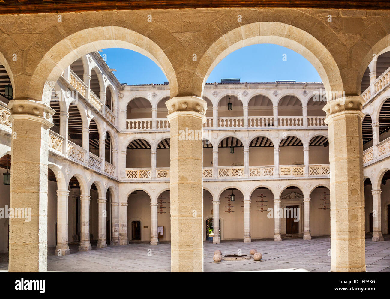 Spanien, Kastilien und Leon, Valladolid, inneren Kolonnaden des Palacio de Santa Cruz, ein 15. Jahrhundert Early Renaissance-Palast Stockfoto