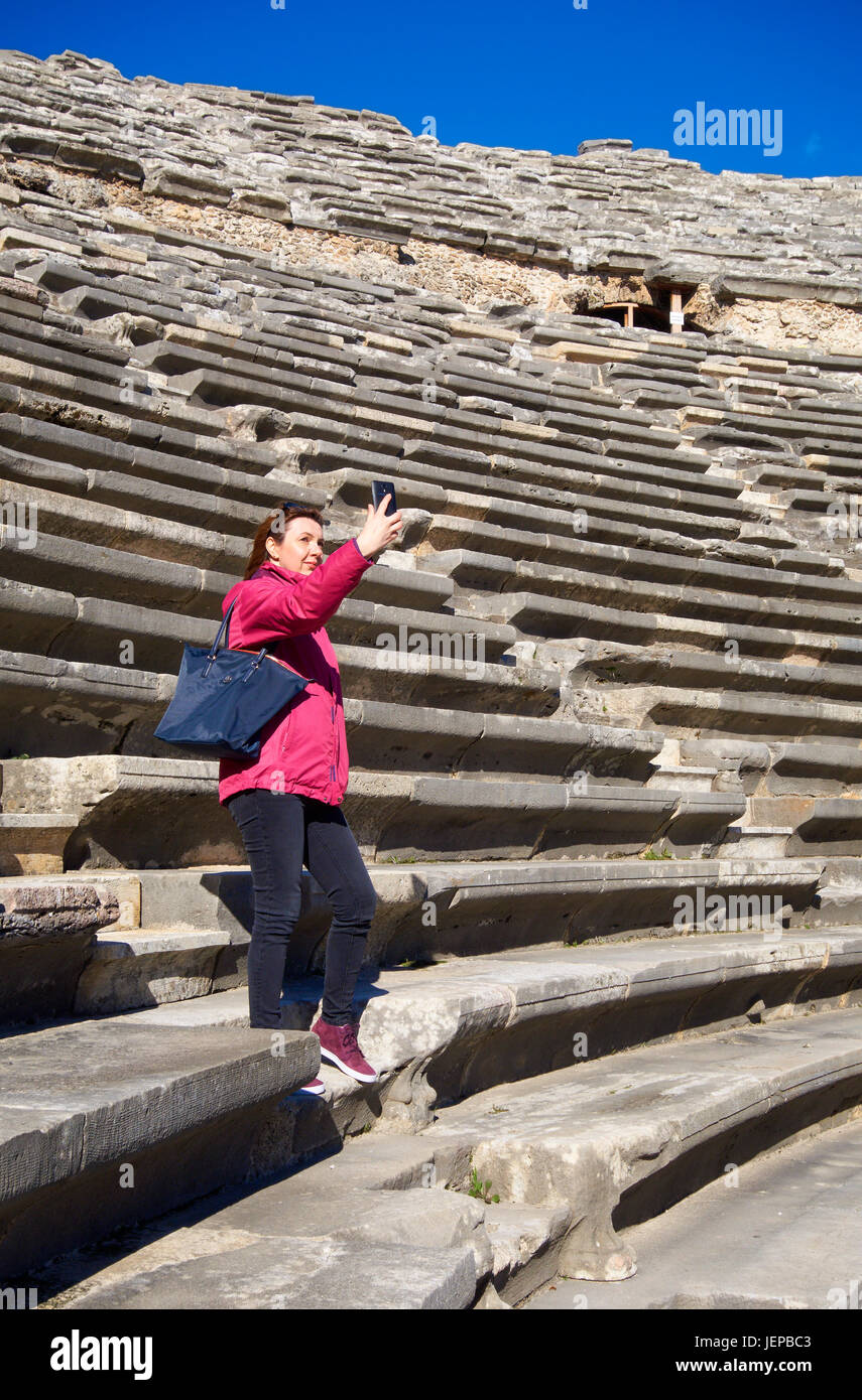 Tourist, aufstehen, ein Selbstporträt in der antiken römischen Theater von Side zu tun. Mittelmeerküste, Antalya.Turkey Stockfoto