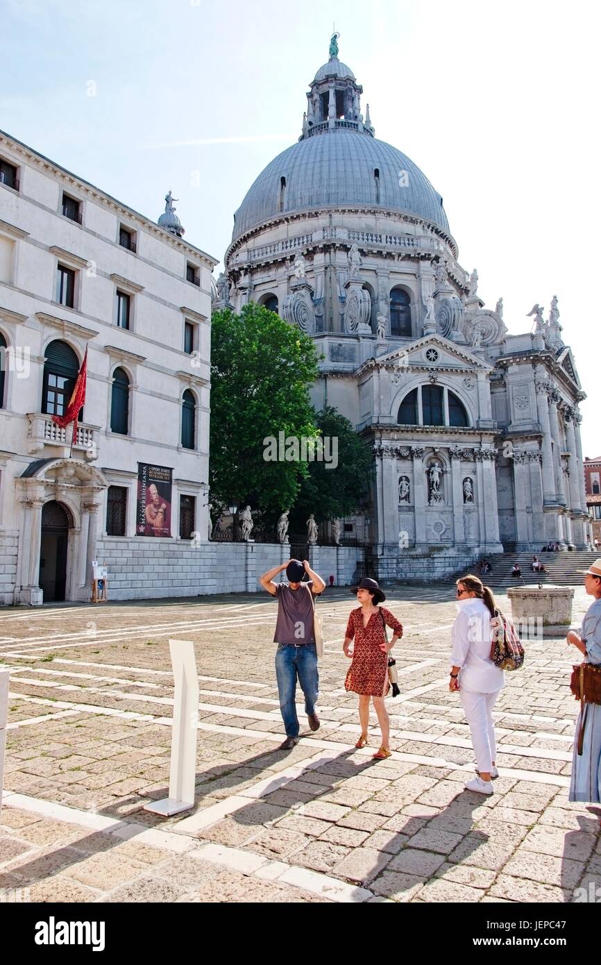 Julisch Venetien Italia Fondamenta della Salute mit dem Seminar auf der linken Seite und den Blick auf Santa Maria della Salute Kirche, 1657 von Baldassare Longhe Stockfoto