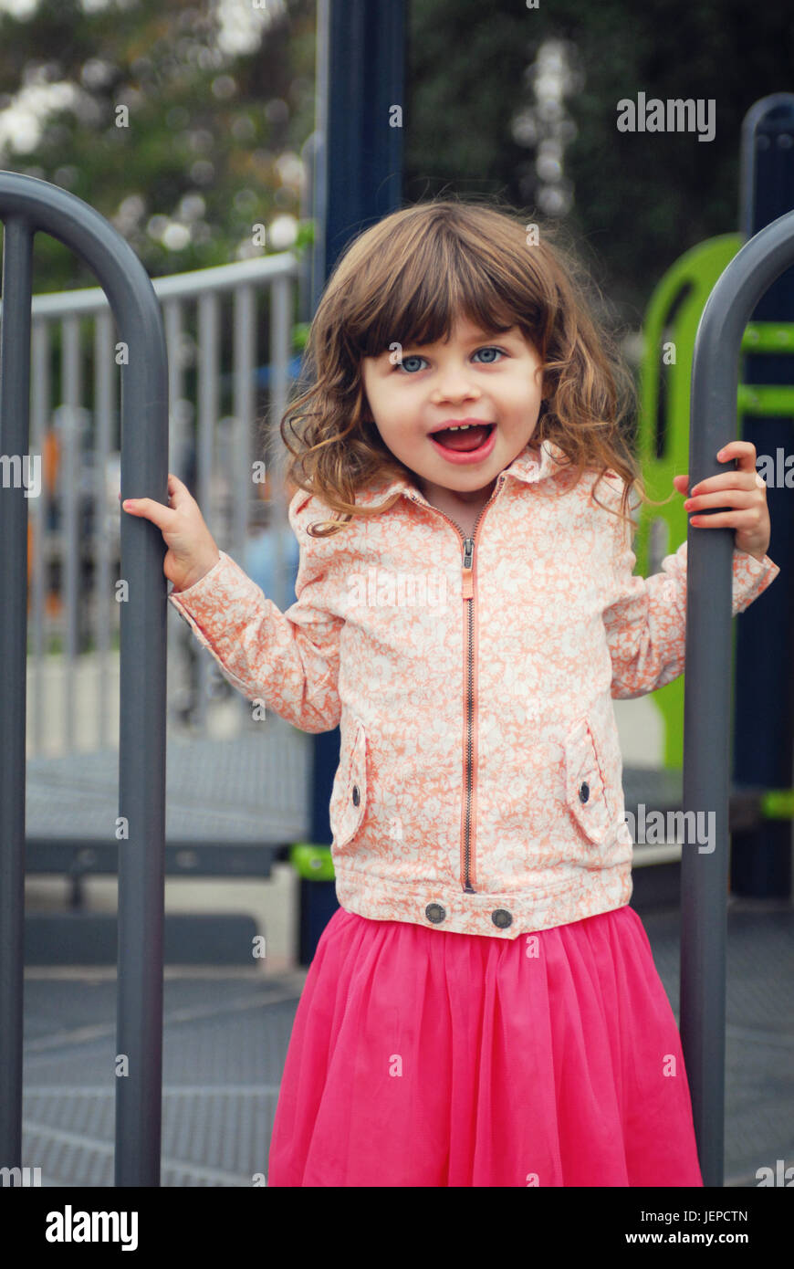 Glückliches Kind spielen im park Stockfoto