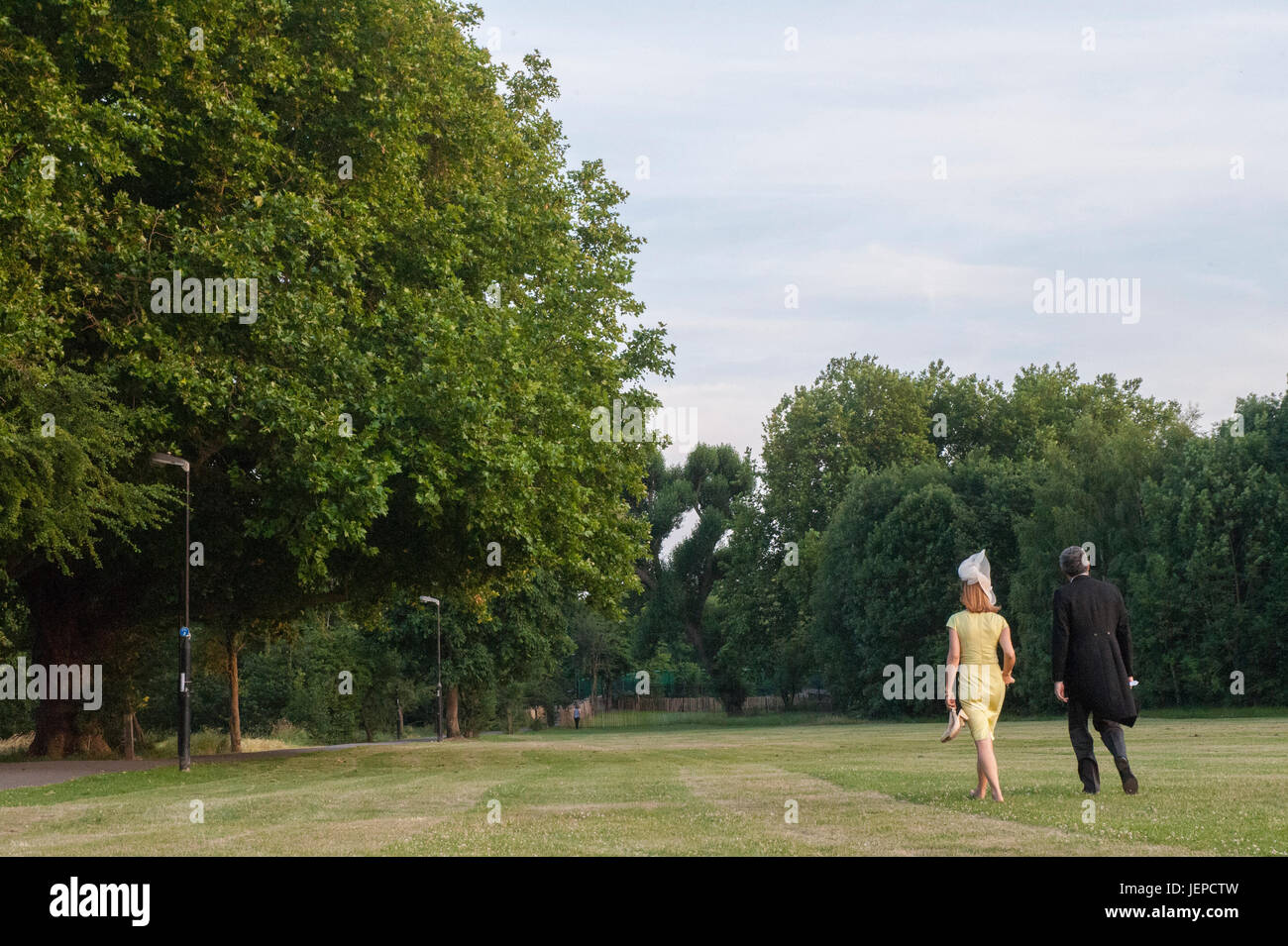 Eine elegante Paar Heimweg von Ascot-Rennen-Spaziergang in Wandsworth Common Stockfoto