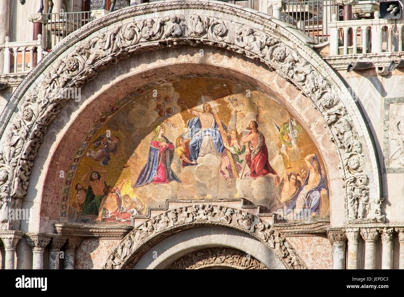 Julisch Venetien Italia. Das Mosaik über das jüngste Gericht. Äußere San Marco Basilika. Stockfoto