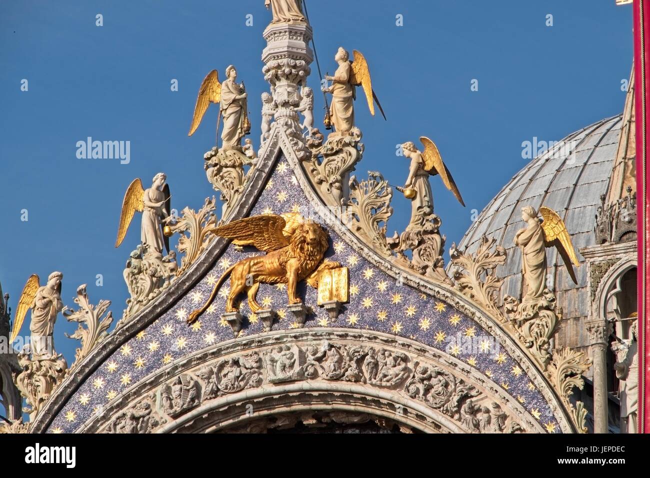 Venedig Veneto Italien. Der goldene Löwe von San Marco di San-Markus-Kathedrale. Stockfoto