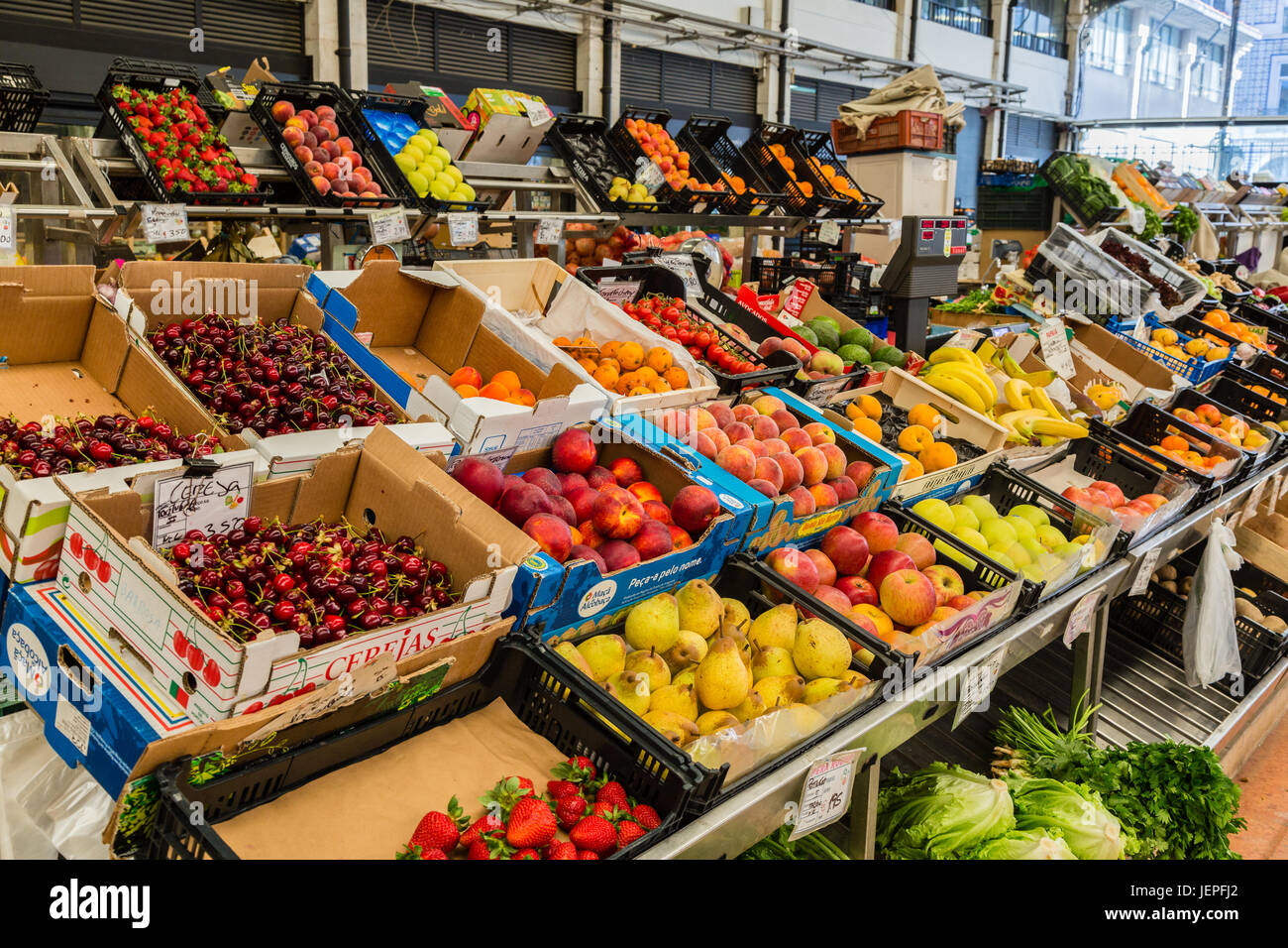 City-Markt mit Obst und Gemüse in Lissabon, Portugal Stockfoto