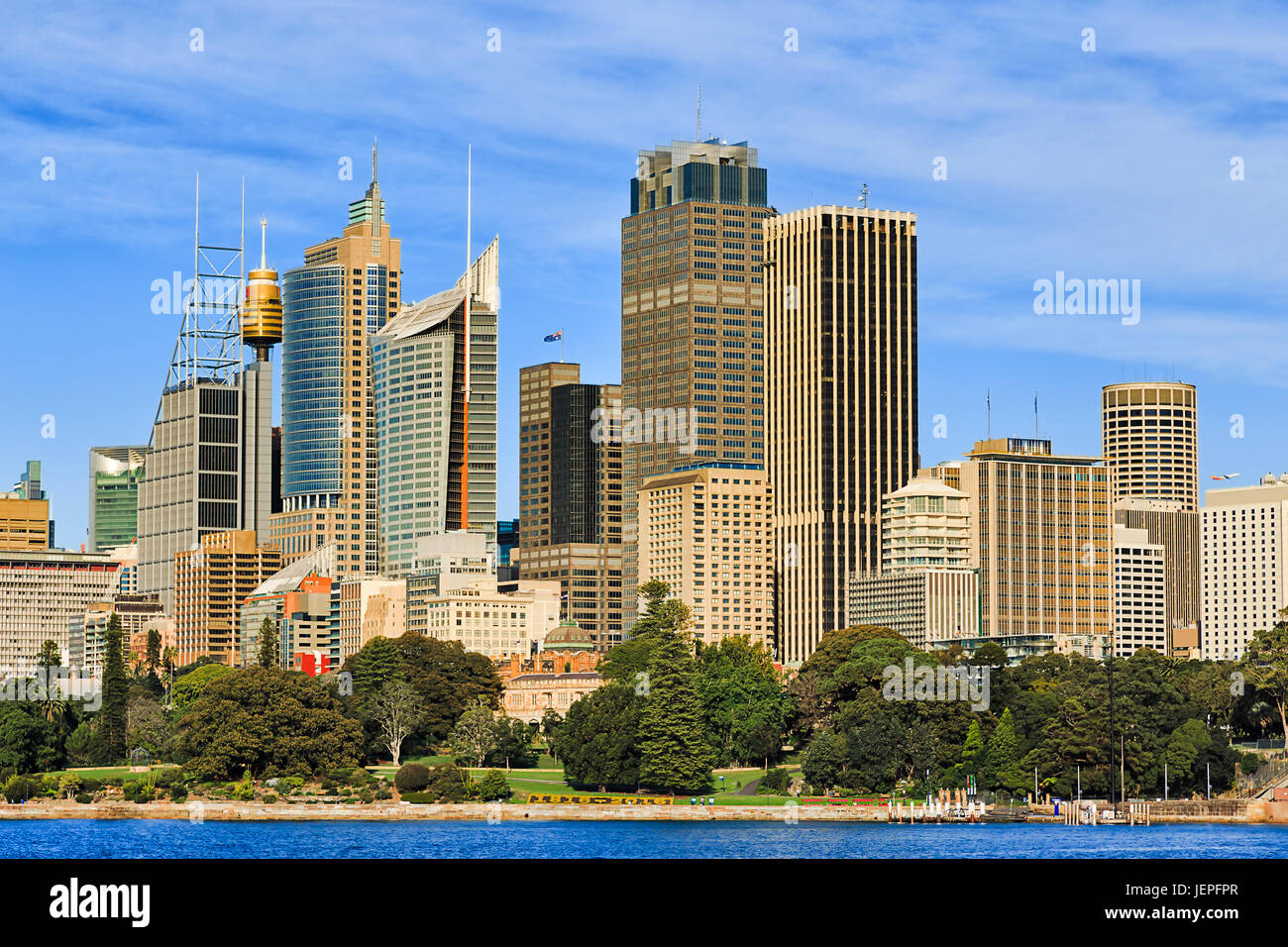 Sydney CBD Hochhaus Stadttürme über königlichen botanischen Gärten an einem sonnigen Tag. Stockfoto