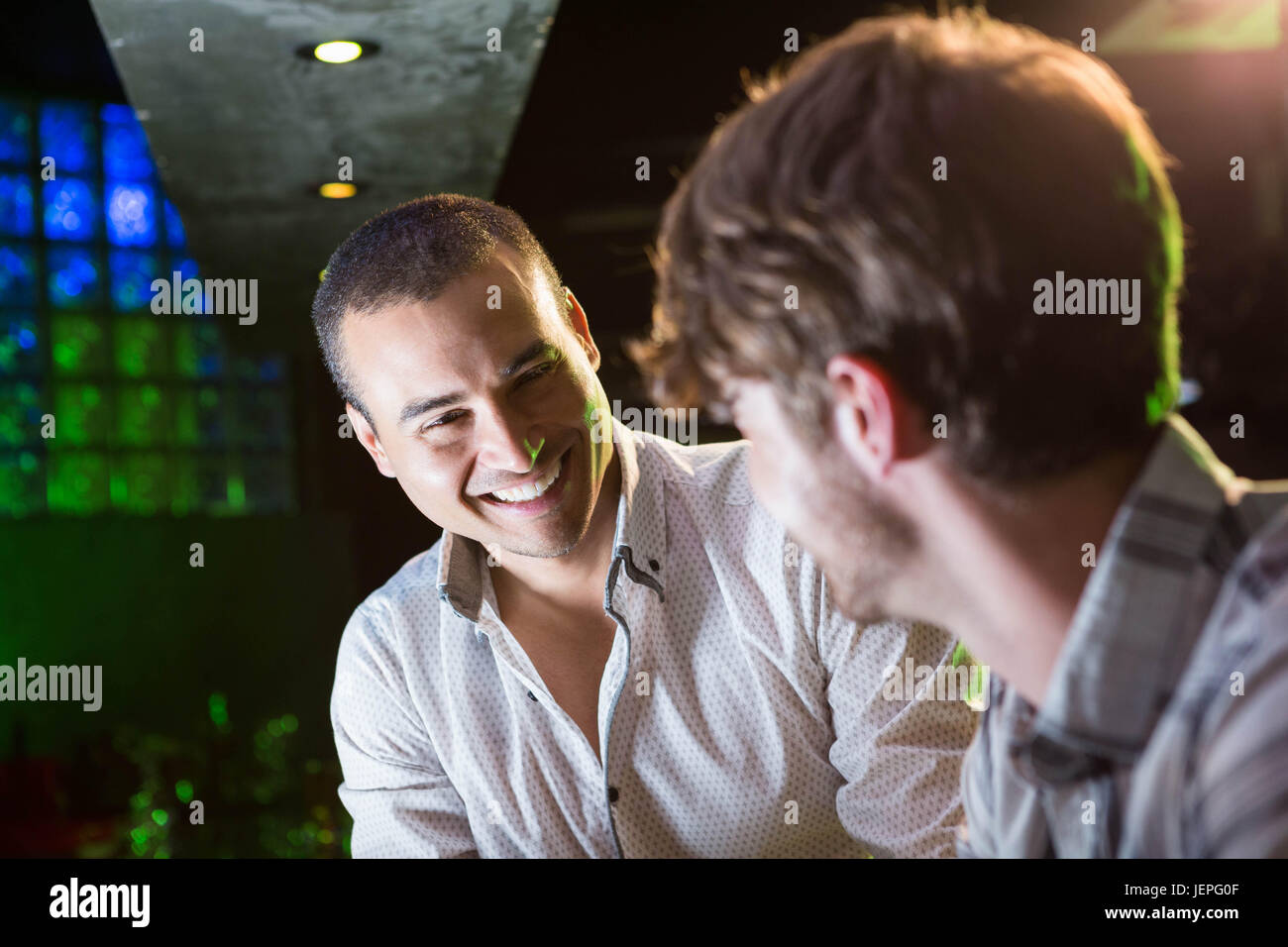 Glückliche Männer sprechen in der Nähe einer Bar Theke Stockfoto