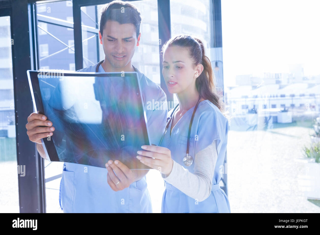 Ärzteteam untersucht Röntgen Stockfoto