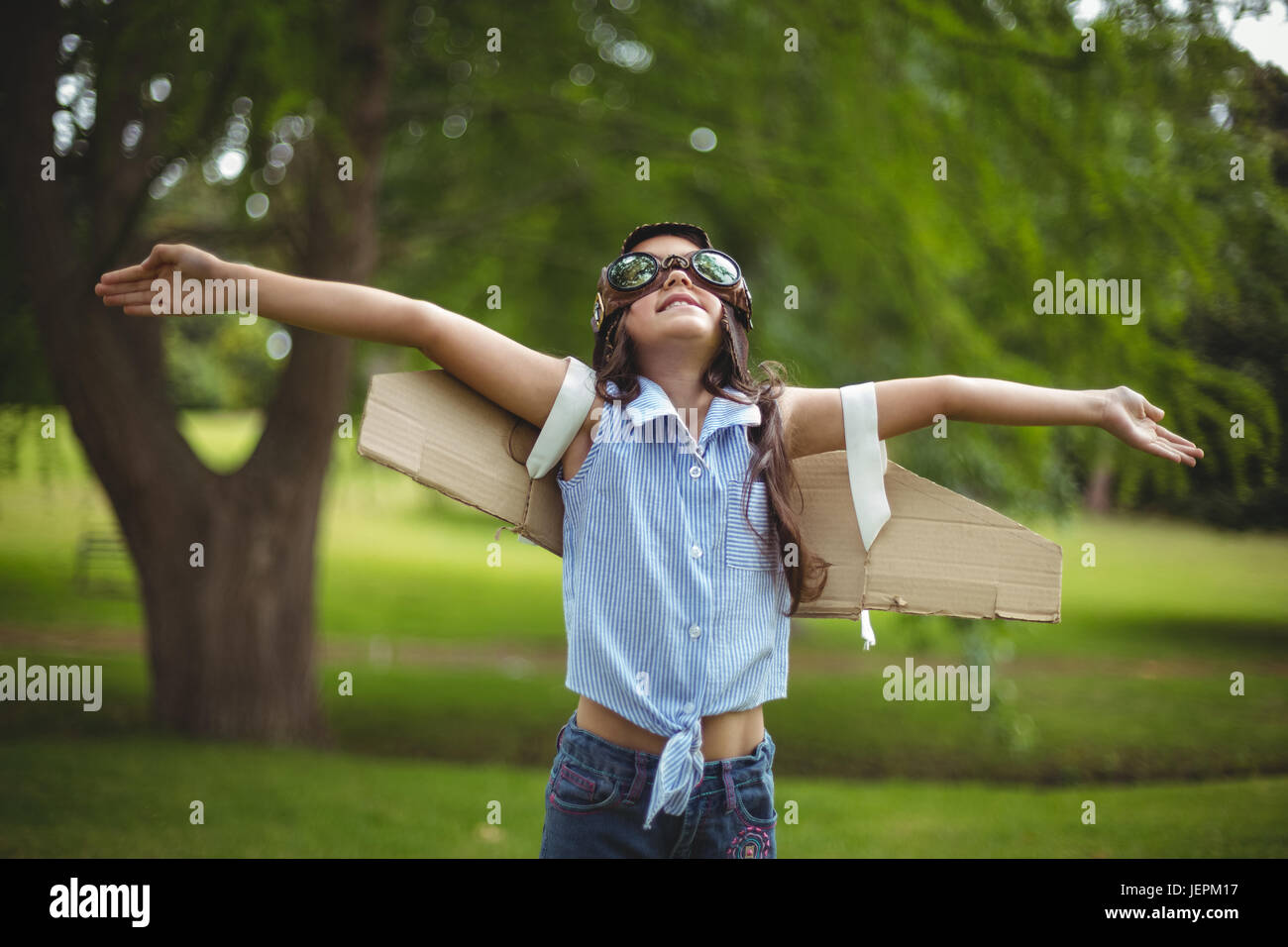 Junges Mädchen vorgibt, fliegen Stockfoto