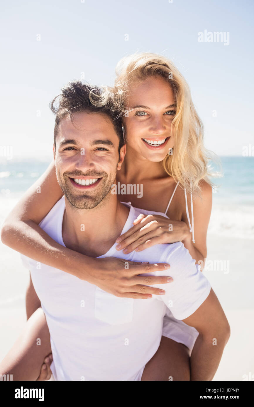 Freund geben Schweinchen zurück zur Freundin Stockfoto