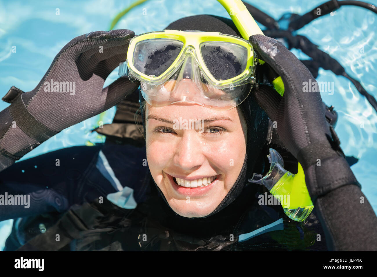 Junge Frau auf scuba Training Stockfoto