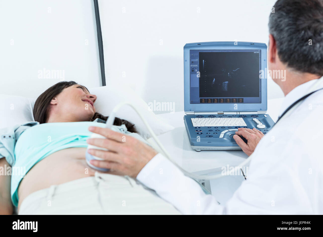 Schwangere Frau in Ultraschall-test Stockfotografie - Alamy