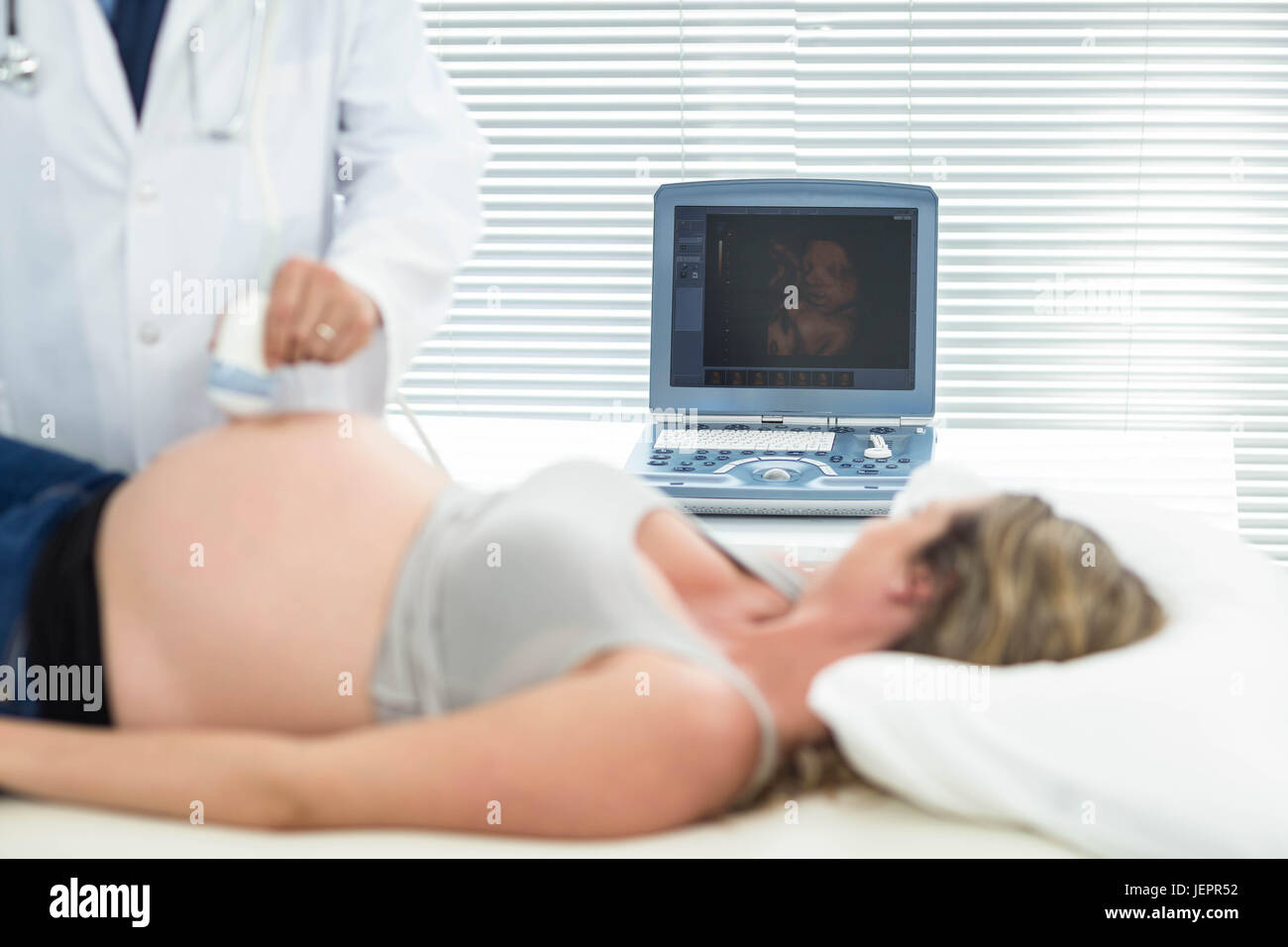 Schwangere Frauen, die ultraschallbehandlung Stockfoto