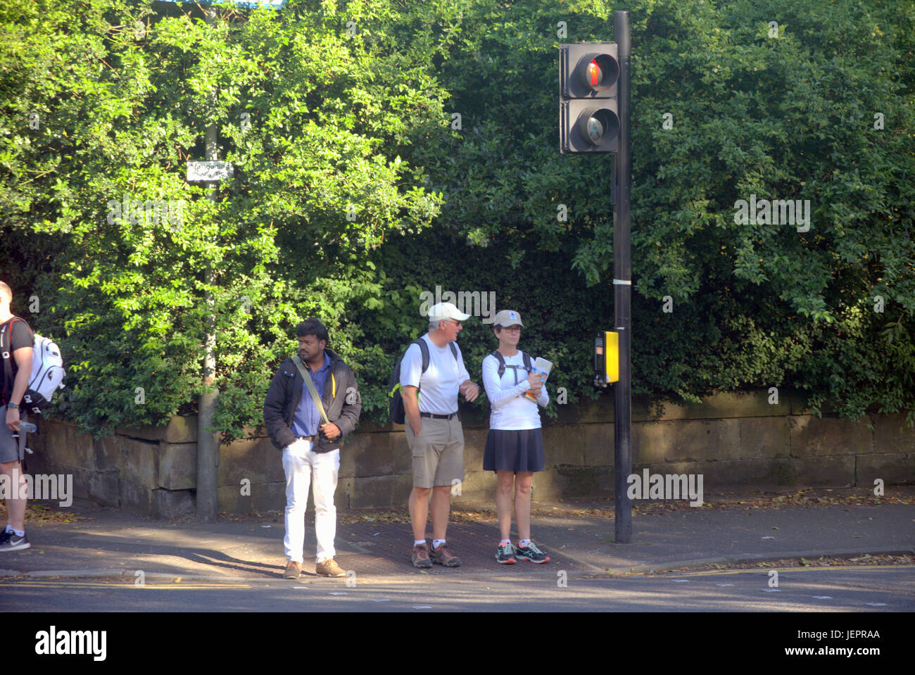 Amerikanische Touristen mit Gepäck auf den Straßen von Glasgow Stockfoto