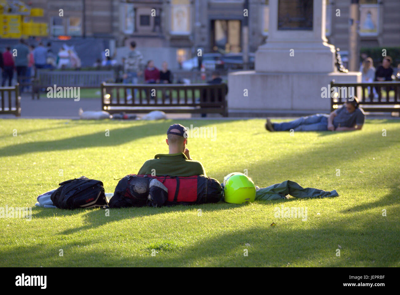 Wetter im Sommer kehrt zurück und Menschen genießen Sie den Sommer auf den Straßen, George Square, Schottland touristischen fängt einige aus dem sonnigen Wetter Stockfoto