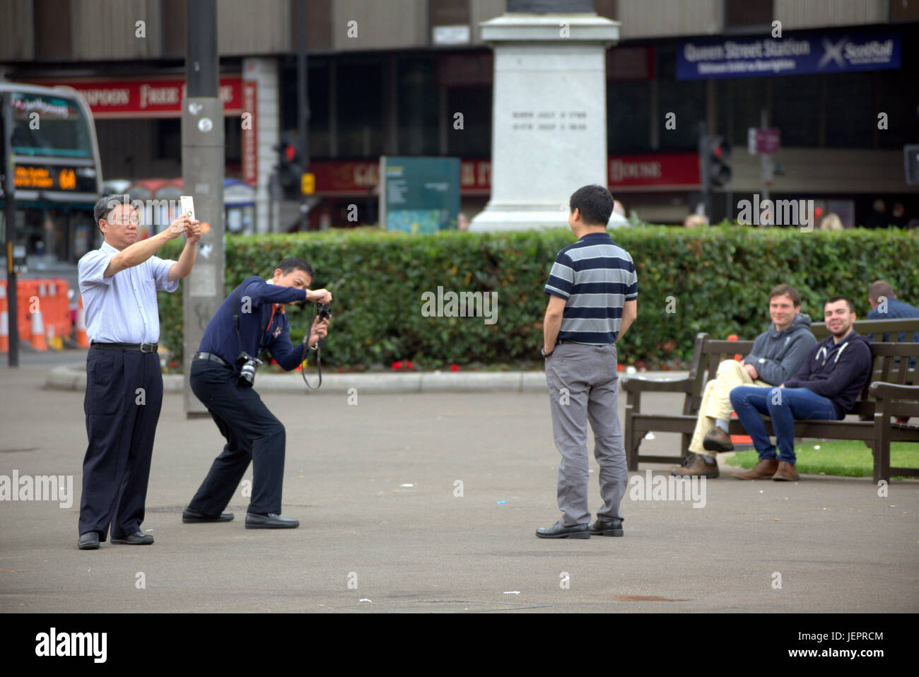 Asiatische Touristen in George Square Glasgow Schottland unter Selfies und Fotos vor allem chinesische und japanische Leute Stockfoto