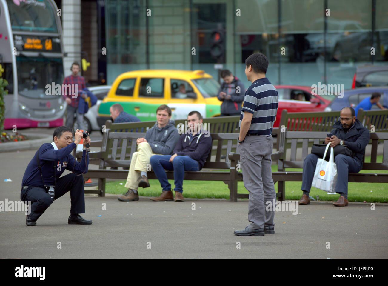 Asiatische Touristen in George Square Glasgow Schottland unter Selfies und Fotos vor allem chinesische und japanische Leute Stockfoto