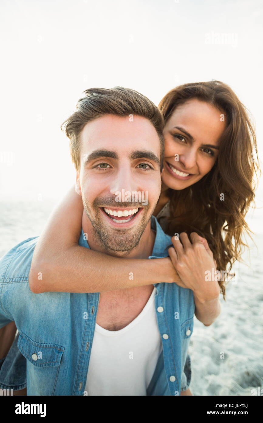 Freund geben Schweinchen zurück zur Freundin Stockfoto