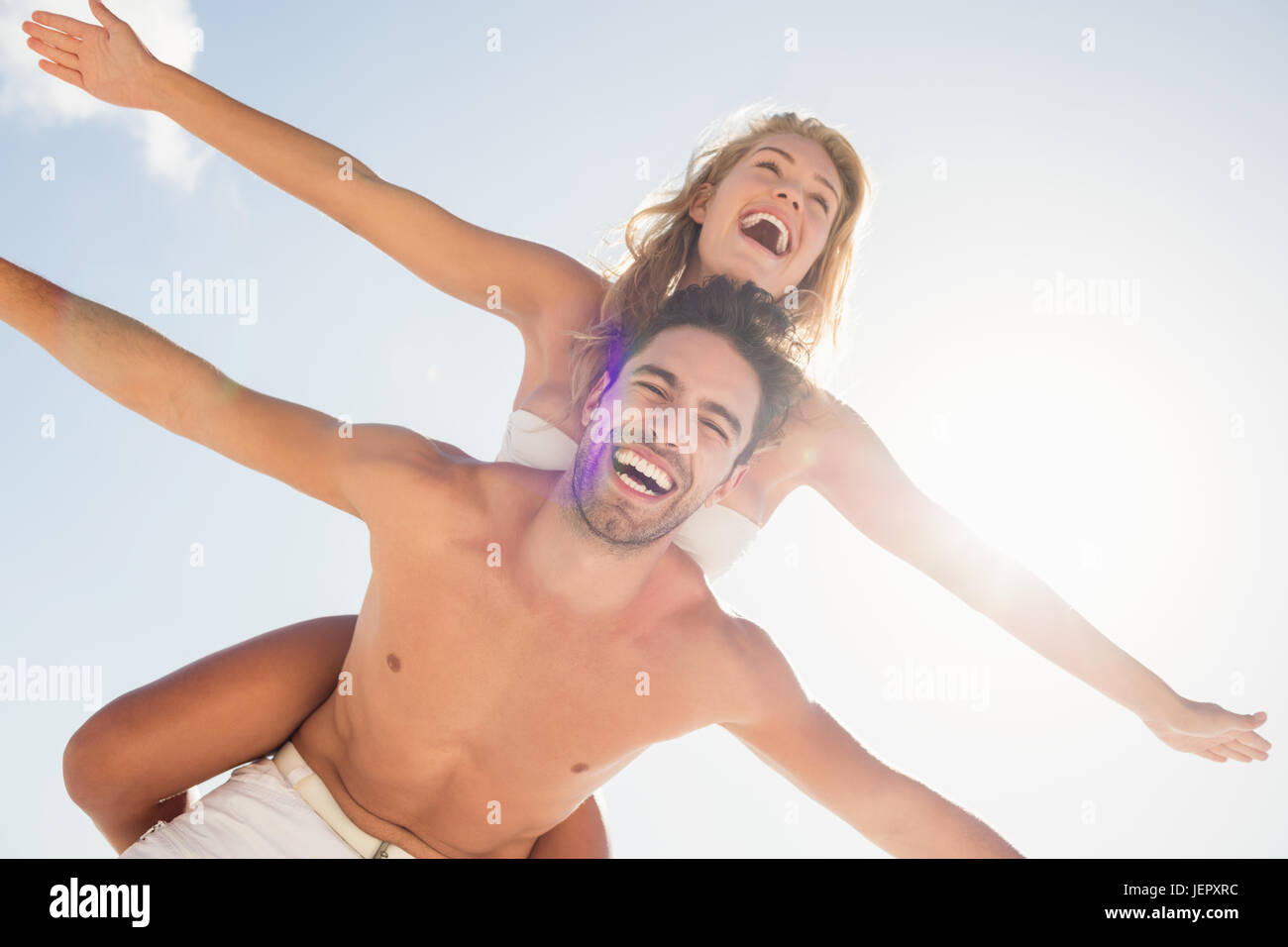 Freund geben Schweinchen zurück zur Freundin Stockfoto
