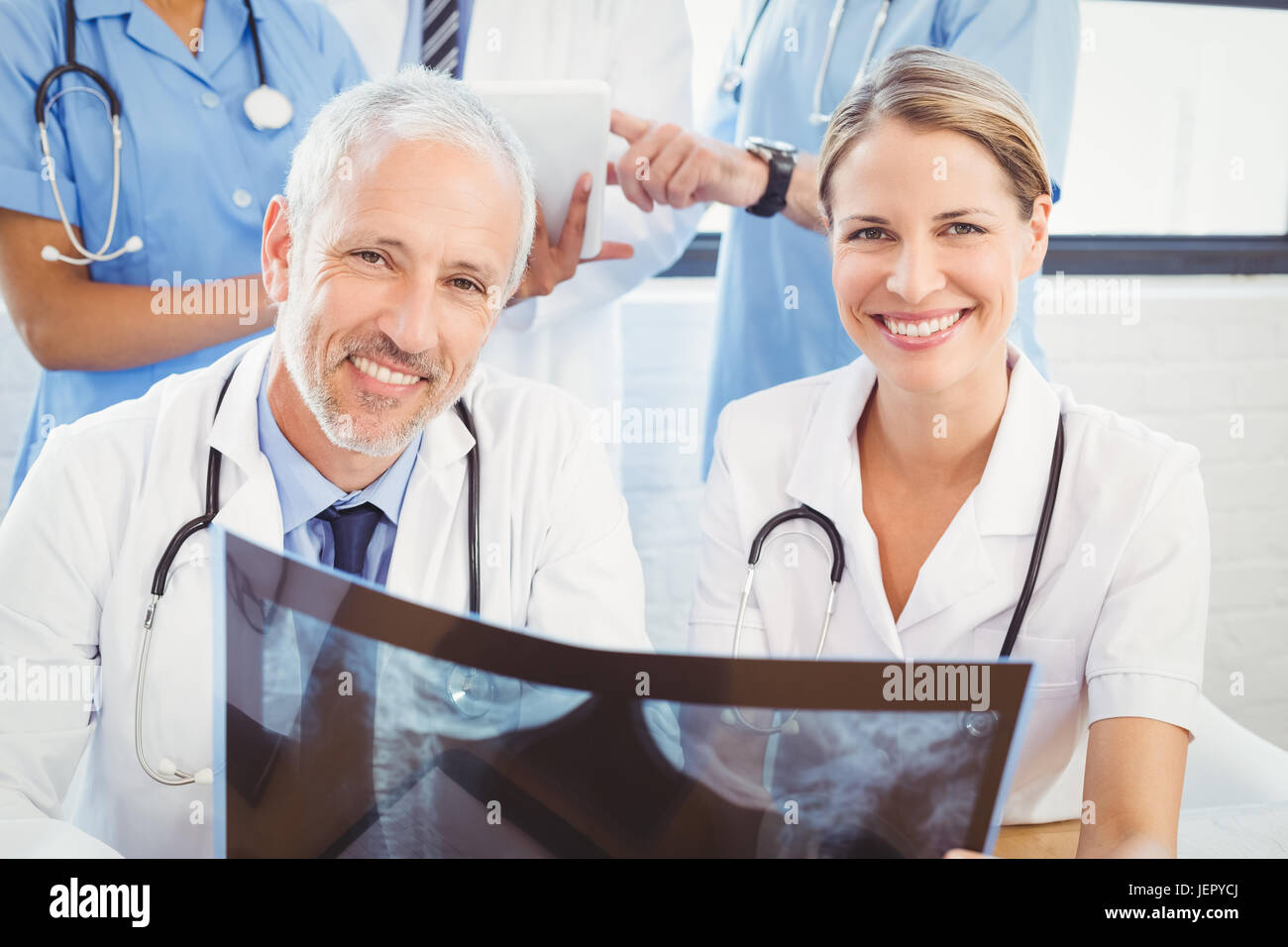 Zwei Ärzte halten einen Röntgen-Bericht Stockfoto