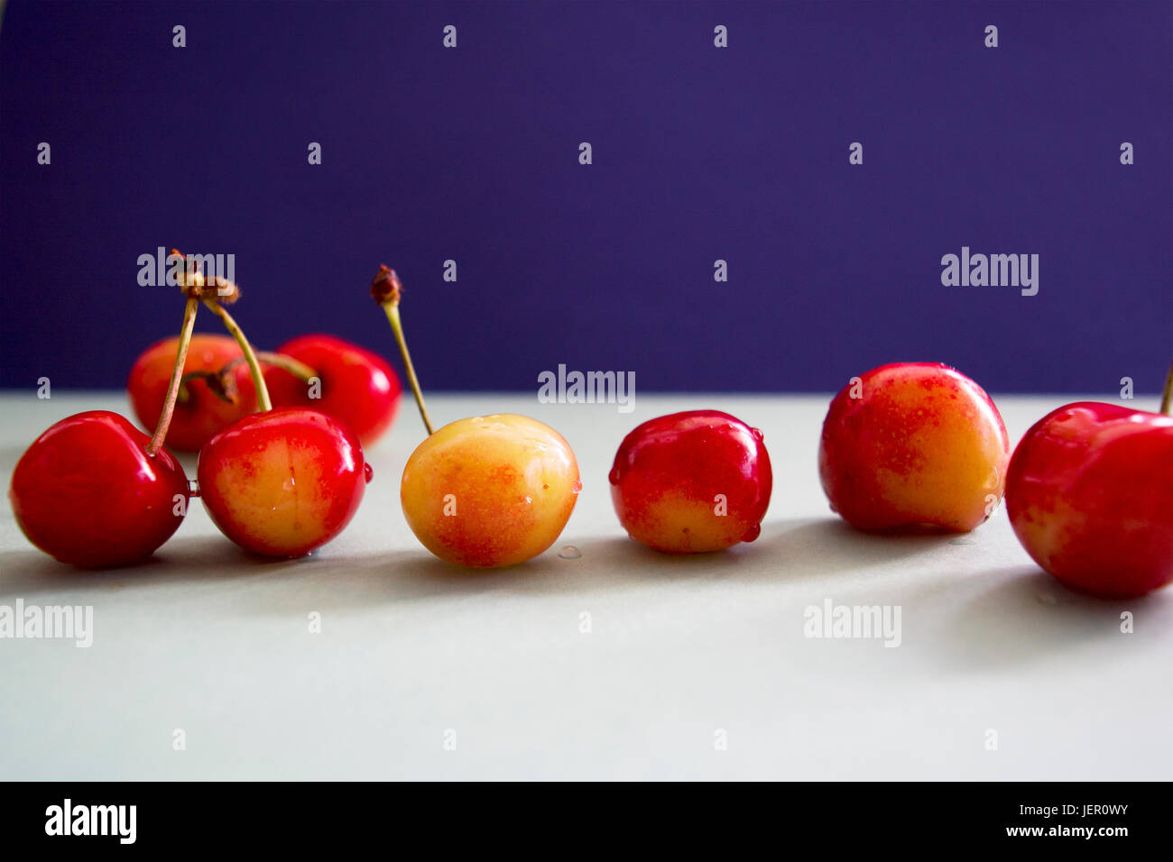 rote und gelbe Kirschen Stockfoto