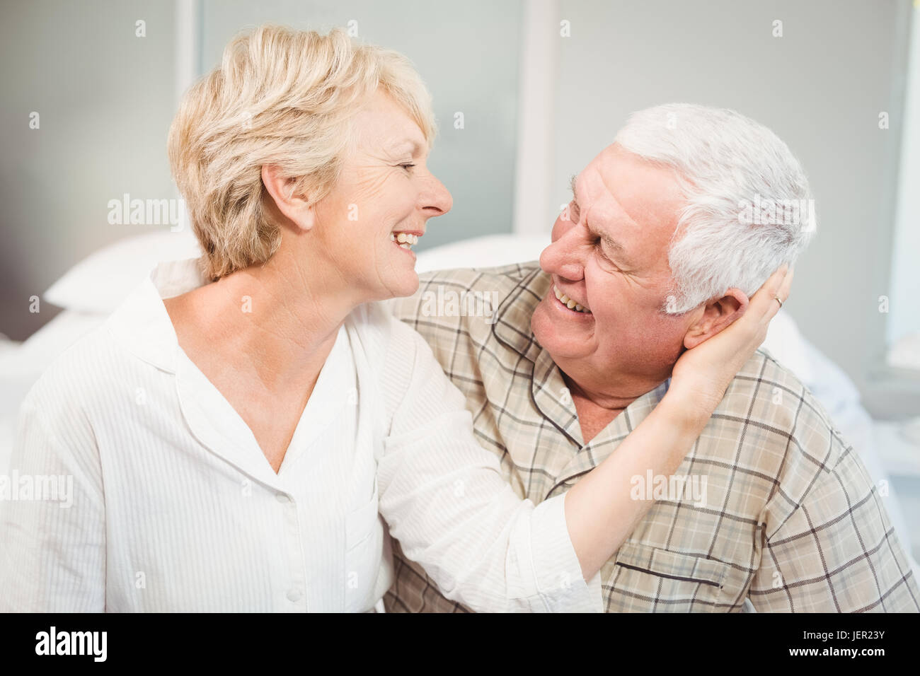 Gerne ältere Frau romancing mit Ehemann Stockfoto