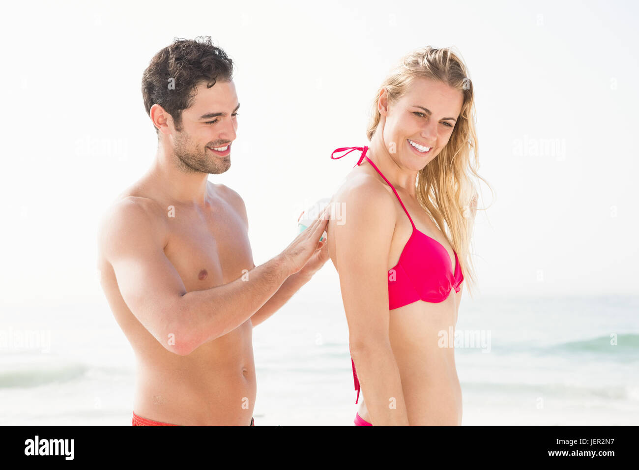 Anwendung von Sonnencreme auf Freundin Freund Stockfoto