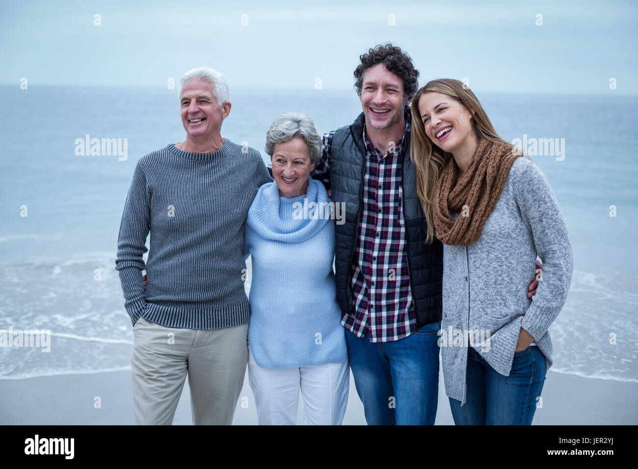Familie stehen auf See Ufer Stockfoto