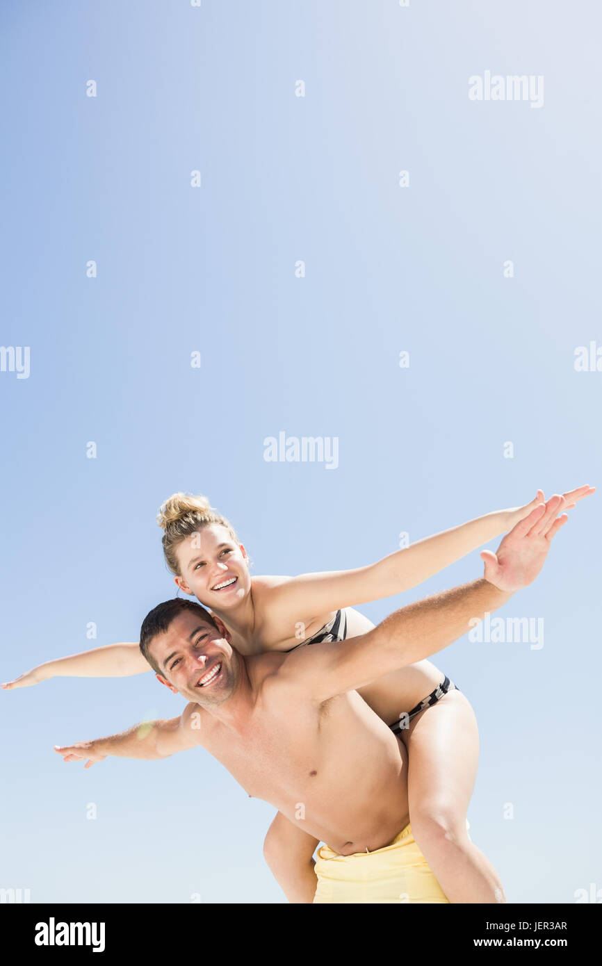 Freund geben Schweinchen zurück zur Freundin Stockfoto