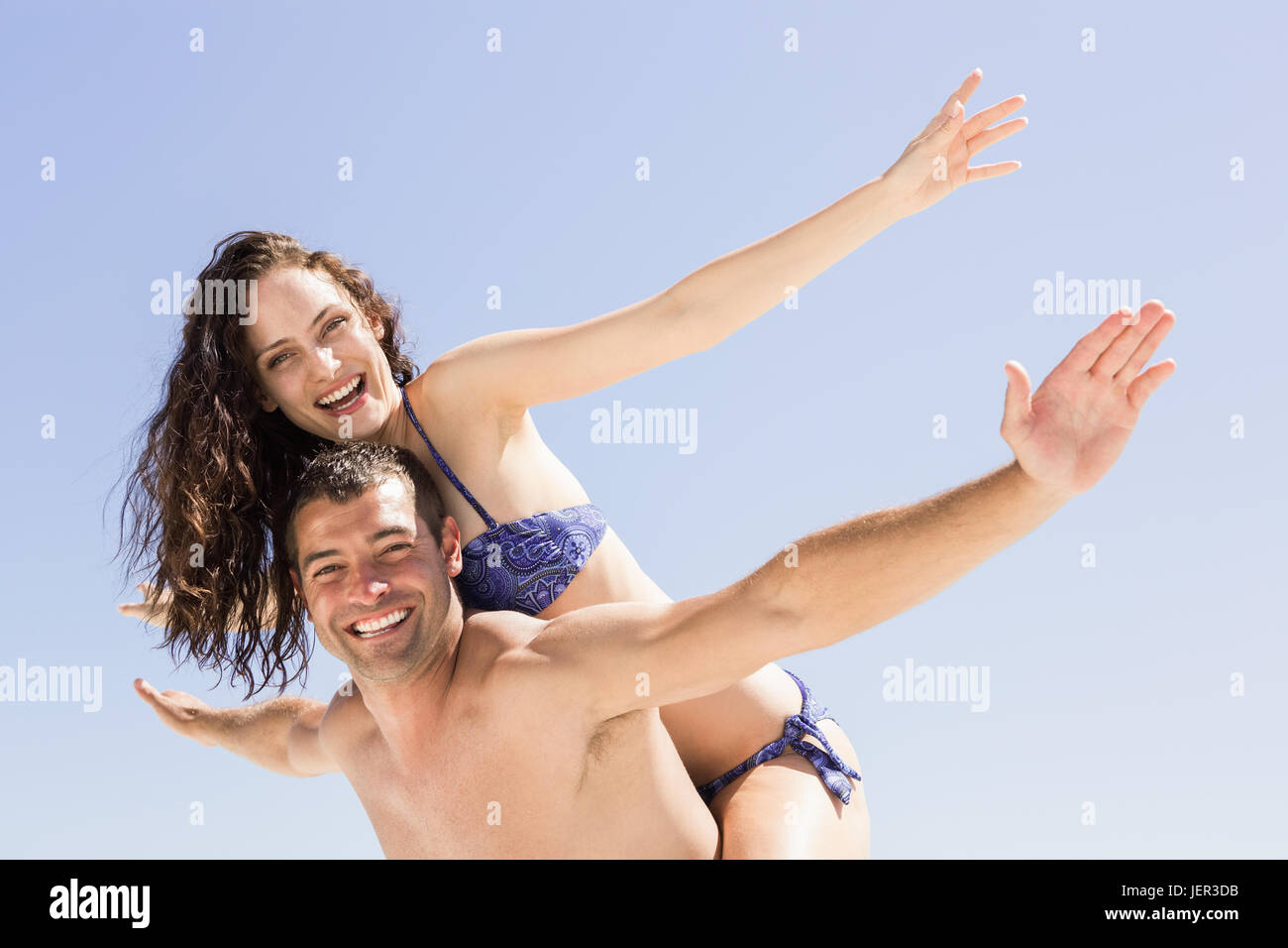 Freund geben Schweinchen zurück zur Freundin Stockfoto