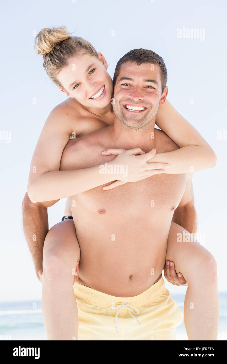 Freund geben Schweinchen zurück zur Freundin Stockfoto