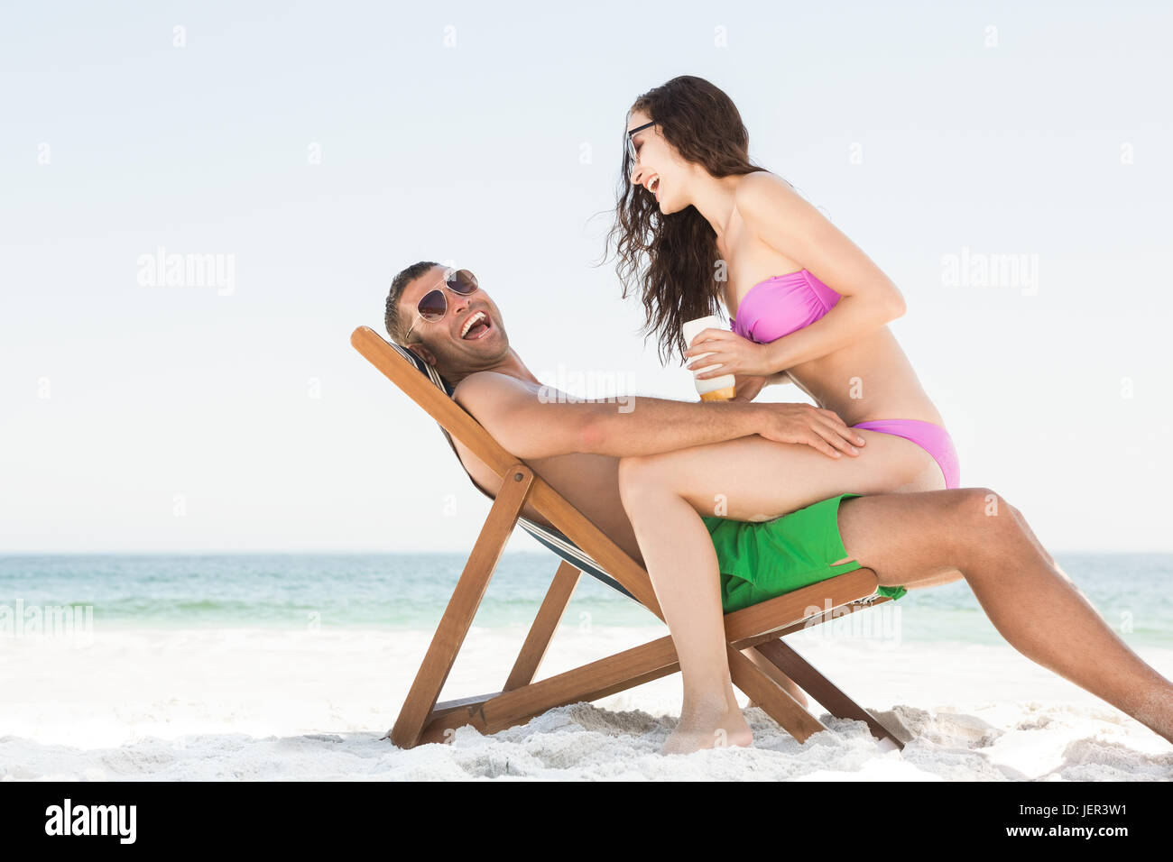 Auftragen von Sonnencreme auf Freund Freundin Stockfoto