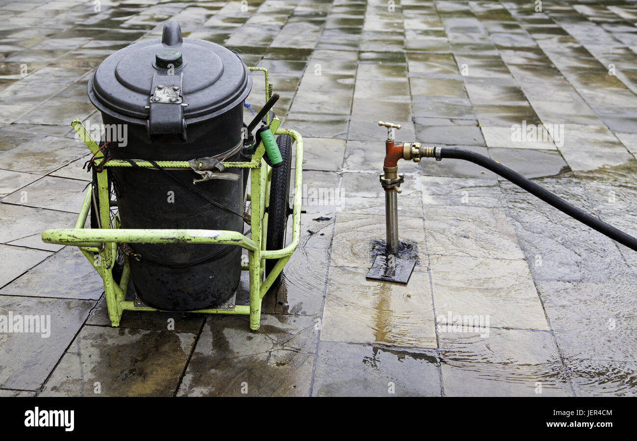 Wasserschlauch zu reinigen die Straßen, Detail der Pflege und Reinigung von städtischen Stockfoto