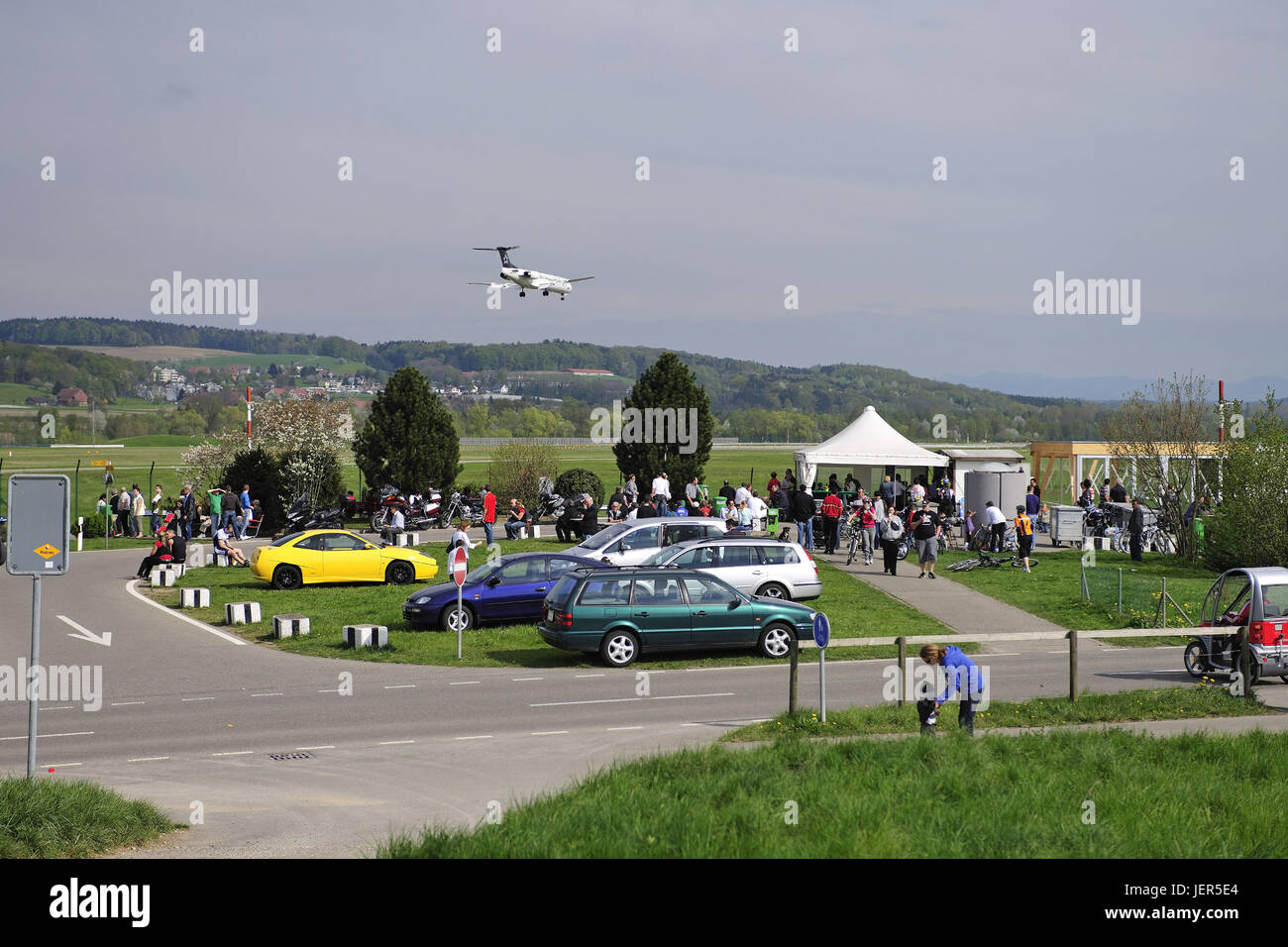 Zu Beginn der Start-und Landebahn beobachten Hunderte von Menschen den Land Flug der Flugzeuge auf dem Flughafen Zürich, Am Pistenanfang Beobachten Hunderte von Stockfoto