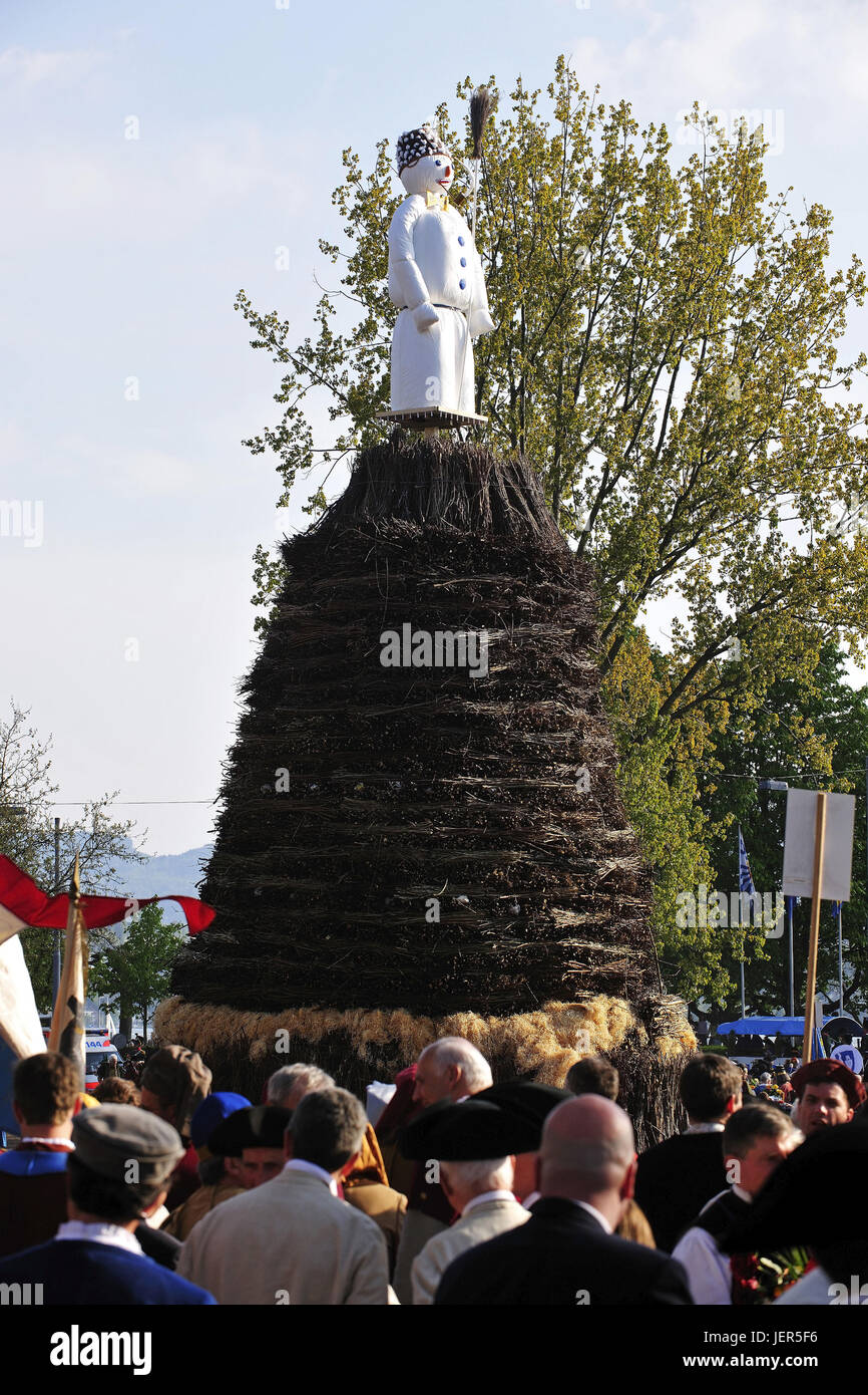 Sechselaeuten, eine alte traditionelle Party in Zürich. Der Höhepunkt der B?? g, Puppe symbolisiert den Winter und wird verbrannt. Die verschiedenen Gilden Stand und besi Stockfoto