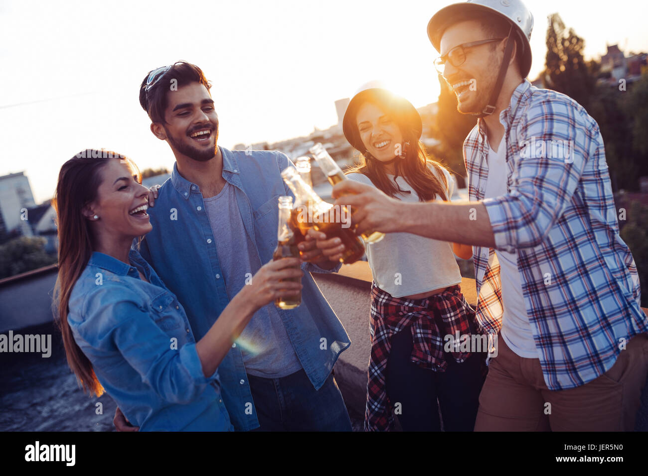 Glücklich fröhliche Freunde Spaß mal zusammen und trinken zu verbringen Stockfoto