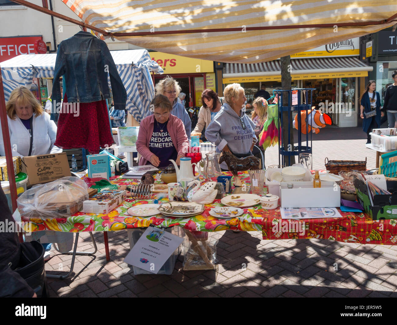 Armed Forces Day Feier in Redcar North Yorkshire UK ein Backstein eine Brac und Tombola stall durch die Freunde der Redcar Friedhof Nächstenliebe Stockfoto