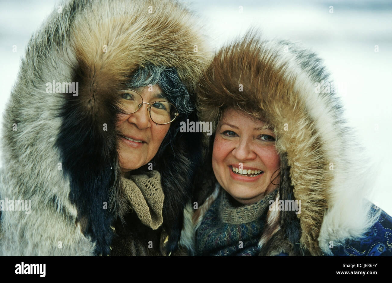 Eskimo Frau mit weißen Freund aus Unalaklet an der West Küste von Alaska, Eskimofrau Mit Weisser Freundin aus Unalaklet der Westküste von Alaska Stockfoto