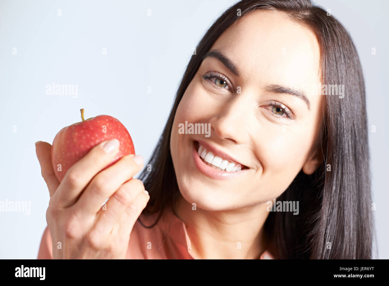 Porträt Frau mit schönen Lächeln hält Apfel Stockfoto