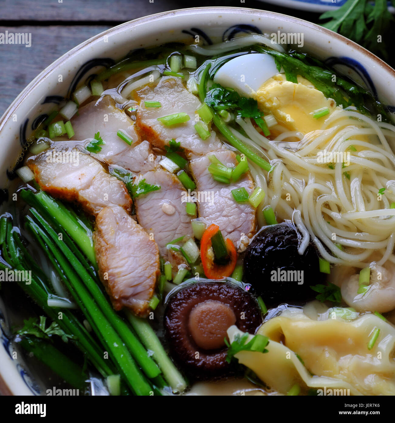 Vietnam-Hausmannskost, Ei Nudelsuppe mit Wan Tan, bunte ... Vietnam-Hausmannskost, Ei Nudelsuppe mit Wan Tan, bunte ...