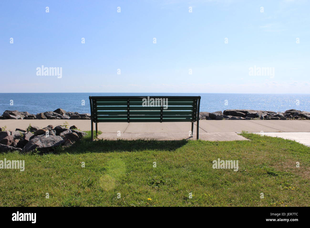 Schöner Tag, leere Bank. Stockfoto