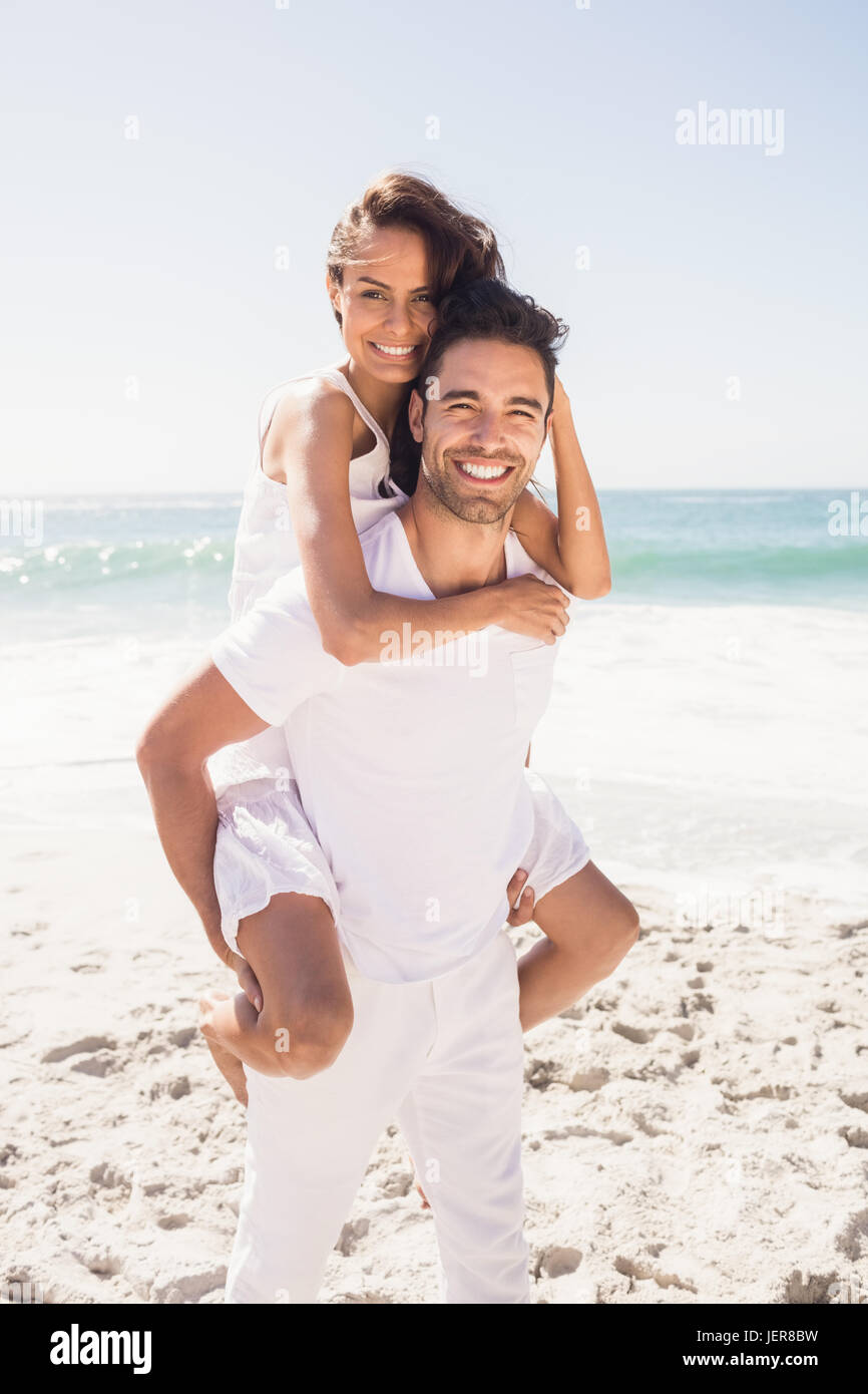 Freund geben Schweinchen zurück zur Freundin Stockfoto
